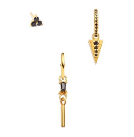 Ensemble Huggie en ton noir - Un ensemble élégant de trois boucles d'oreilles Huggie en ton noir, avec un plaquage en or et de brillants pierres en zircon cubique noir, présenté sur une surface blanche propre.