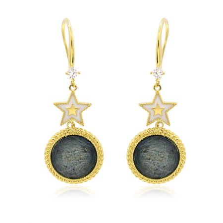 Orecchini in Resina Iridescente a Stella - Una vista ravvicinata degli Orecchini in Resina Iridescente a Stella, che mostrano i ciondoli a forma di stella placcati in oro e i pendenti in pietra nera.
