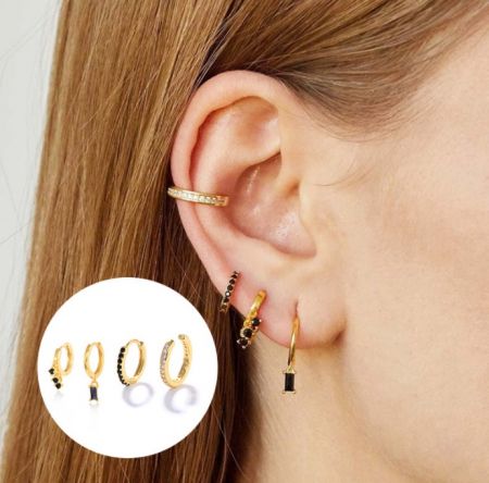 Modell trägt das Huggie-Ohrring-Set aus Sterlingsilber mit schwarzen Zirkonia, um den Stil zu präsentieren.
