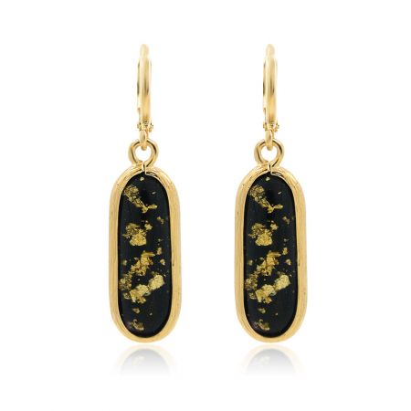 Pendientes de resina negra y dorada. - Un par de pendientes de resina negra y dorada con ganchos chapados en oro, exhibiendo resina negra con elegantes motas doradas.