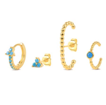 Ensemble de 4 Huggie avec turquoise - Un ensemble de quatre boucles d'oreilles huggie plaquées or avec des pierres précieuses turquoise vibrantes, présentées sur un fond blanc propre.