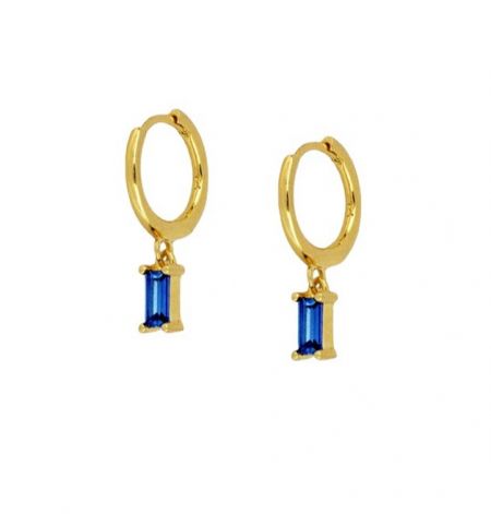 Toma detallada de los pendientes de aro Baguette chapados en oro con vibrantes piedras preciosas rectangulares azules.