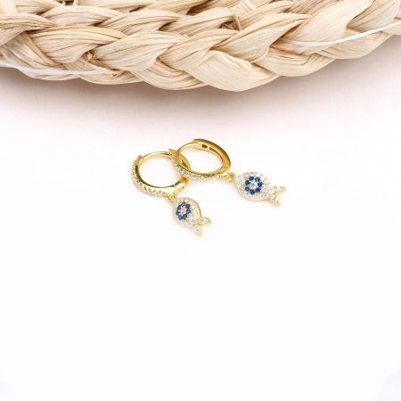 Eleganti orecchini huggie in oro a forma di foglia, impreziositi da gemme blu e bianche brillanti.
