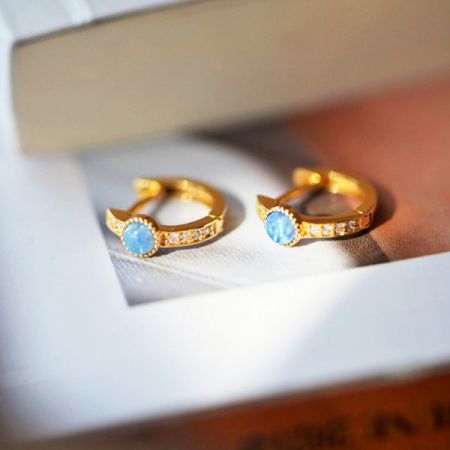 7mm 925 Sterling Zilveren Mini Ronde Opaal Zircon Kleine Oorringen - Een paar van 7mm 925 sterling zilveren kleine oorringen met een centrale ronde blauwe opaal en accenten van heldere zircon stenen, op een schone witte achtergrond.