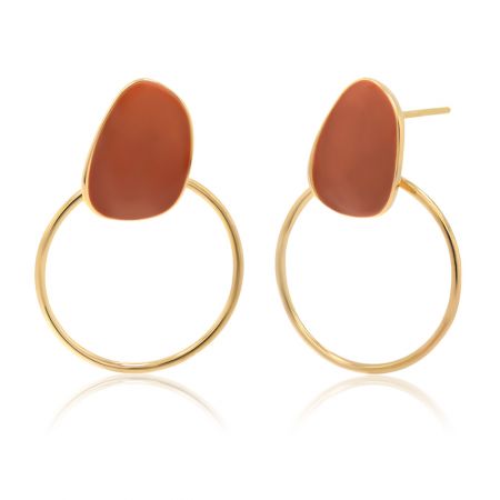 Profil latéral des clous d'oreilles en forme de carré cubique émaillé marron mettant en avant les pierres marron en forme ovale.