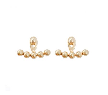 Boucles d'oreilles en forme de boule en gros - Une paire de boucles d'oreilles en forme de boule dorée polie avec des tiges en argent sterling, présentée sur un fond blanc.