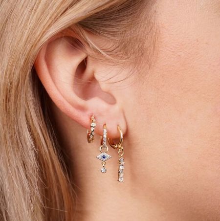 Modello che mostra gli eleganti orecchini a cerchio in argento sterling 925 con CZ, evidenziando come completano un look alla moda.