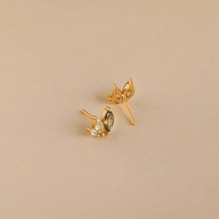 Close-up van de S925 Marquise Cut CZ-oorknopjes, met de heldere en gele zirkoniastenen op een beige achtergrond.