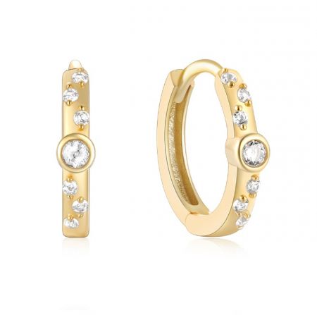 Orecchini a cerchio in argento sterling 925 con CZ. - Un paio di orecchini a cerchio in argento sterling 925 con placcatura in oro, caratterizzati da un design a cerchio e barra con pietre di zirconia cubica chiare e scintillanti.