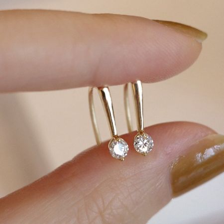 925 Zilveren Glanzende Gouden Zircon Threader Lijn Dangle Oorbellen - Een close-up van de 925 Zilveren Glanzende Gouden Zircon Threader Lijn Dangle Oorbellen, die het ingewikkelde ontwerp en de sprankelende edelstenen toont.