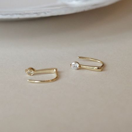 925 Sterling Zilveren 14K Vergulde Haakoorbellen met Kristal Detail - Een paar 925 Sterling Zilveren haakoorbellen verguld met 14K goud, elk met een enkele heldere kristaldetail, weergegeven op een witte ondergrond.
