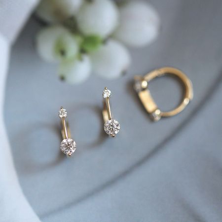 Orecchini a cerchio huggie in zirconia in argento sterling 925 (set di 5 paia) - Un set di cinque paia di orecchini a cerchio huggie in zirconia in argento sterling 925, che mostrano il loro brillante lucentezza e design delicato su uno sfondo neutro.