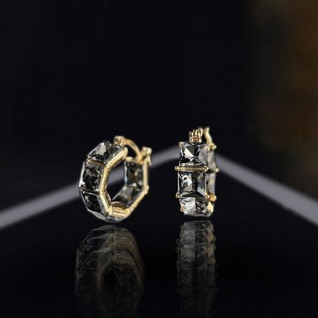 灰色の石とクリアストーンの2種類の金メッキクリスタルイヤリング。