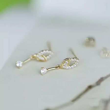Full vy av kvinnornas minimalistiska 14K guldpläterade blad mini drop örhängen.