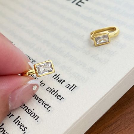 Gedetailleerd uitzicht op de vergulde 925 sterling zilveren vintage oorbellen met briljante vierkante zircon.