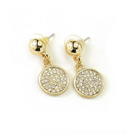 Gros plan sur les boucles d'oreilles en cristal disc simple et magnifique mettant en valeur les pierres claires.