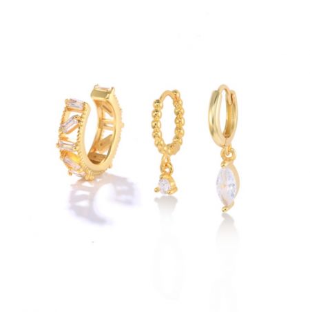 Conjunto de Aretes Aros Huggie Drop - Un conjunto de tres aretes aros huggie dorados distintos con acentos de circonita cúbica brillante, exhibidos sobre un fondo blanco.