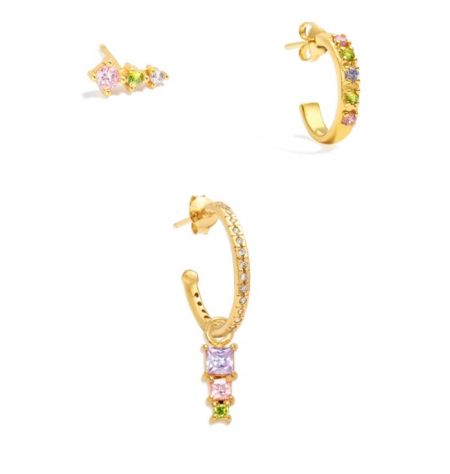 Set de boucles d'oreilles pendantes baguette. - Un ensemble de trois boucles d'oreilles pendantes baguette plaquées or avec un arc-en-ciel de pierres précieuses en zircon cubique colorées, présentées sur un fond blanc propre.