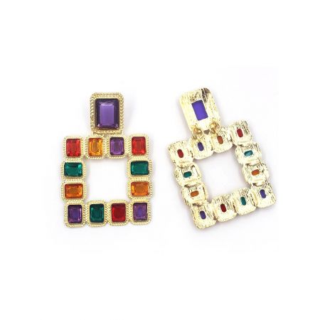 Vista detallada de los pendientes grandes multicolores de novia que muestran la forma cuadrada y las vibrantes piedras preciosas.