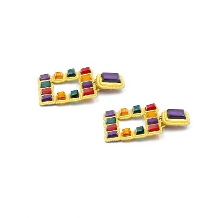 Ángulo lateral de los pendientes grandes multicolores de novia que destaca la textura similar a una cuerda del baño dorado.