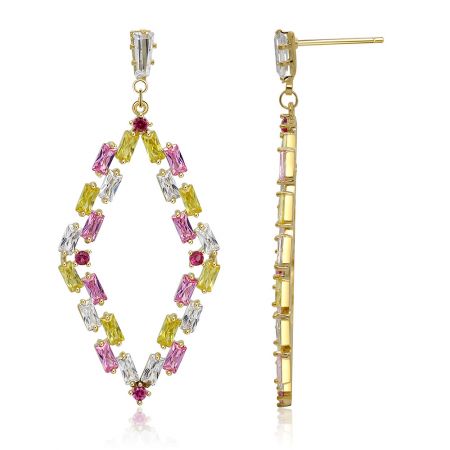Vue latérale des boucles d'oreilles en CZ multicolores, mettant en avant la fermeture à tige et l'agencement des pierres précieuses.