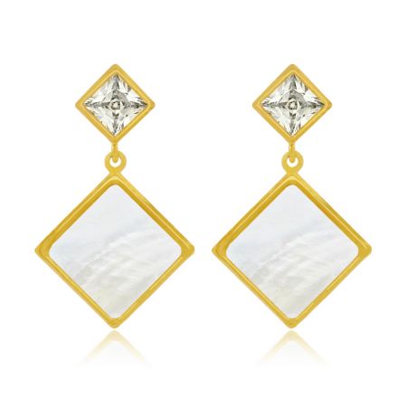 Orecchini a goccia quadrati con conchiglia - Primo piano di orecchini a goccia quadrati con base, che mostrano dettagli in ottone placcato oro, zirconia cubica bianca e conchiglia.