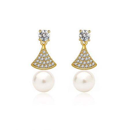 Boucles d'oreilles en perles de 6 mm au design éventail. - Vue rapprochée des boucles d'oreilles en perles de 6 mm au design éventail, mettant en avant la forme complexe en éventail doré, les cristaux en zircon cubique scintillants et une perle centrale en coquille blanche.
