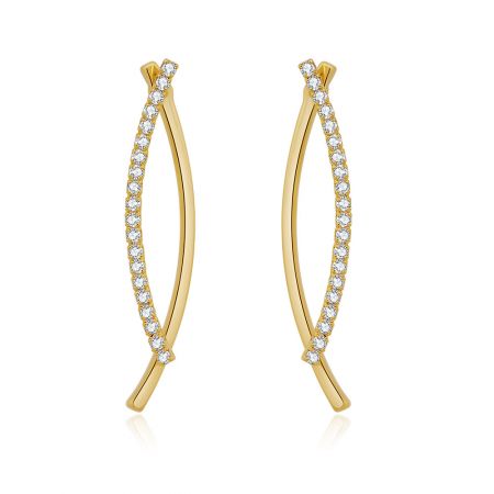 Boucles d'oreilles Overlap Curve Bar en or - Gros plan en studio des boucles d'oreilles Overlap Curve Bar en or, mettant en valeur le design en laiton plaqué or complexe et les détails en cristal tchèque étincelants.