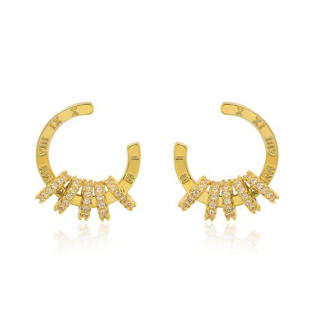 Pendientes de aro dorado. - Primer plano de los pendientes de aro dorado (BEQ04-G-Z-01210) que muestran los cinco anillos de oro relleno y las piedras de circonio cúbico brillantes sobre un fondo blanco.