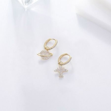 Un autre angle des boucles d'oreilles en or, soulignant l'éclat des pierres en zircon cubique ressemblant à des diamants.