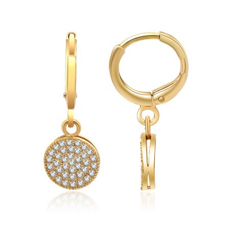 Vista detallada del pendiente de gota de zirconia dorada con un colgante circular incrustado de diamantes.