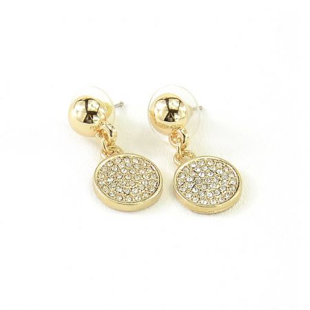Prise de vue en angle des boucles d'oreilles en or avec des pendentifs en cristal étincelants.