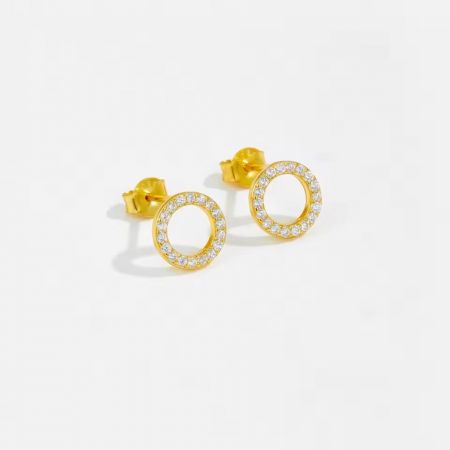 S925 vergulde ronde CZ stud oorbellen - Set van 5 paar - Een close-up van S925 vergulde ronde stud oorbellen, die de schitterende cubic zirconia stenen in een klassiek rond ontwerp tonen.