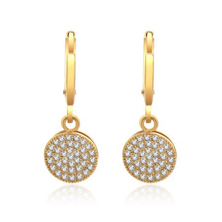 Boucles d'oreilles pendantes en or zirconia - Une paire de boucles d'oreilles pendantes en or zirconia, avec des pendentifs circulaires ornés de pierres précieuses claires sur un fond blanc.