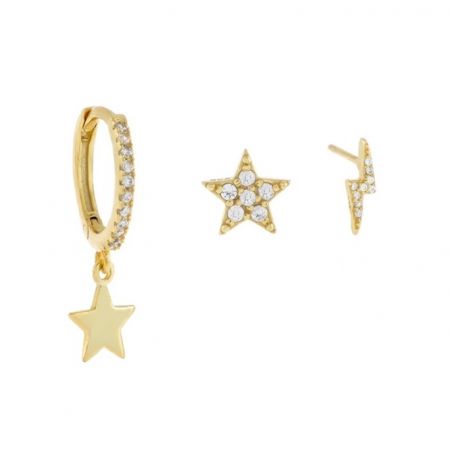 Conjunto de Pendientes de Rayo y Estrella. - Un conjunto completo de tres pendientes chapados en oro: un pendiente de rayo, un pendiente de estrella y un pequeño aro con un charm de estrella, todos con piedras de circonita cúbica brillantes, exhibidos sobre un fondo blanco.