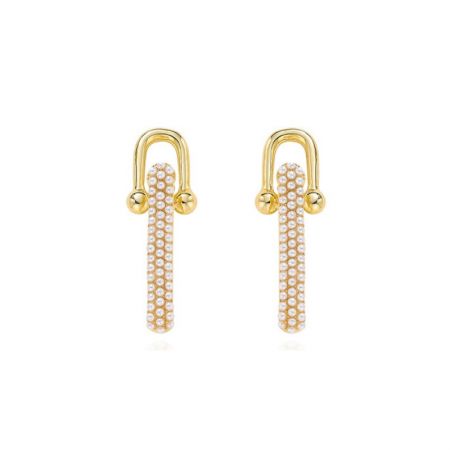 Boucles d'oreilles à pampilles en chaîne de perles. - Une prise de vue détaillée en studio des boucles d'oreilles à pampilles en chaîne de perles, mettant en avant le design en chaîne plaqué or et la perle blanche lustrée.