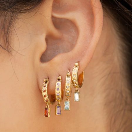 Orecchini a cerchio quadrati in zirconia colorata in argento sterling 925 (set di 5 paia) - Una vivace collezione di orecchini a cerchio quadrati in zirconia colorata in argento sterling 925 in vari colori di gemme, esposti su uno sfondo bianco.