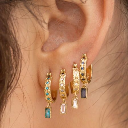 Assortimento di orecchini a cerchio in argento sterling con scintillanti pietre quadrate in zirconia.