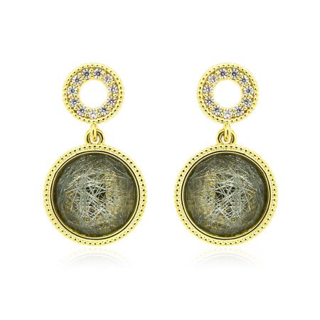 Boucles d'oreilles en résine pailletée vertâtre - Gros plan sur les boucles d'oreilles en résine pailletée vertâtre, mettant en valeur le plaquage en or, les zirconiums cubiques blancs et le centre en résine vertâtre texturée unique.