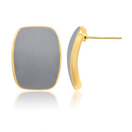 Perfil lateral de los aretes cuadrados cúbicos de esmalte dorado, destacando el cierre de poste.
