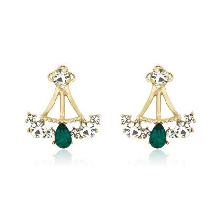 Veste d'oreille en émeraude cristal brillant - Un gros plan de la veste d'oreille en émeraude cristal brillant, mettant en valeur son design triangulaire complexe avec des pierres précieuses vertes et claires scintillantes sur une finition plaquée or.