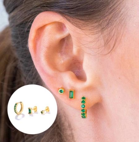 에메랄드 데인티 타이니 허기 후프 귀걸이 세트의 상세 뷰로, 금 도금과 녹색 보석의 선명도를 강조합니다.