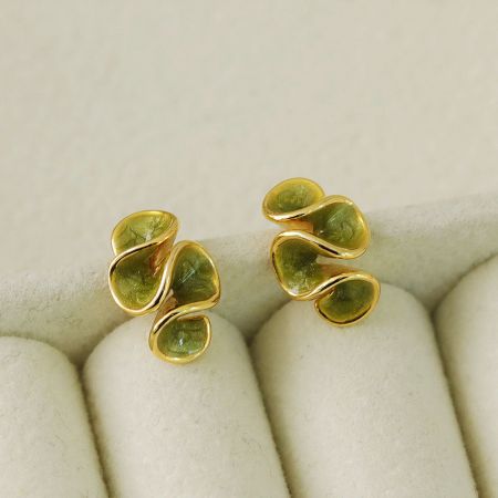 Pendientes de esmalte verde vibrante con un patrón de olas doradas entrelazadas.