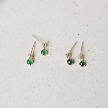 Två par av de klassiska jadeörhängena i 925 sterling silver, som visar konsistensen i partiet.