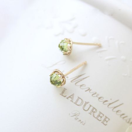 925 Sterling Zilver 18K Gouden Geplateerde Peridoot Stud Oorbellen (Set van 5 Paren) - Een paar 925 sterling zilveren peridoot stud oorbellen met 18K gouden plating, elegant gepresenteerd op een witte merkdoos.
