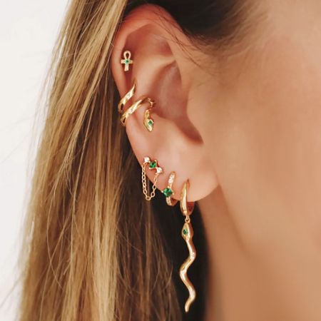 Una bellissima collezione di orecchini placcati oro con pietre verdi sorprendenti per un look sofisticato.
