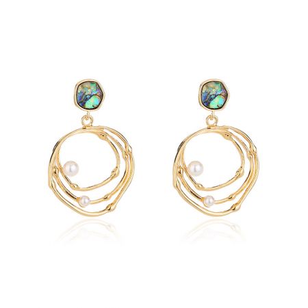 Pendientes de aro de alambre redondo delicados con perlas. - Un par de pendientes de aro de alambre redondo delicados en oro, con elegantes acentos de perlas y piedras iridiscentes brillantes, que muestran un diseño minimalista.