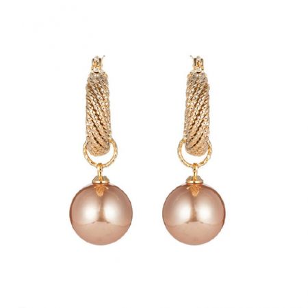 Boucles d'oreilles huggie vintage en or et perle - Une paire de boucles d'oreilles huggie vintage en or et perle (JRE-119) avec des anneaux en laiton plaqué or et de grands capuchons en perle brun clair, présentée sur un fond blanc propre.