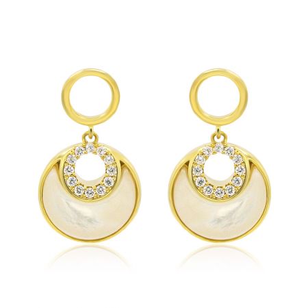 Pendientes colgantes de concha blanca de luna creciente con CZ - Un par de pendientes colgantes de luna creciente en chapado de oro, con un delicado incrustado de concha blanca y acentos de circonio cúbico brillantes, mostrados sobre un fondo neutro.