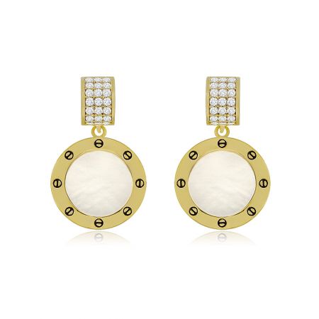 Boucles d'oreilles Pave et Shell Drop - Une paire de boucles d'oreilles Pave et Shell Drop avec des pendentifs en perles de coquillage en laiton plaqué or et des dessus ornés de zircon cubique.